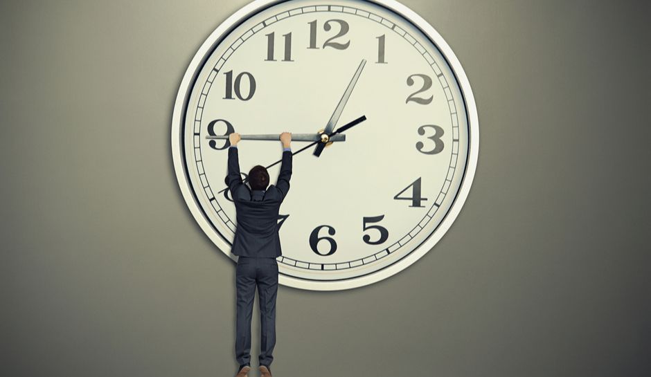 Μία ώρα μπροστά τα ρολόγια μας από σήμερα – Τι συζητούν στην ΕΕ για την αλλαγή ώρας
