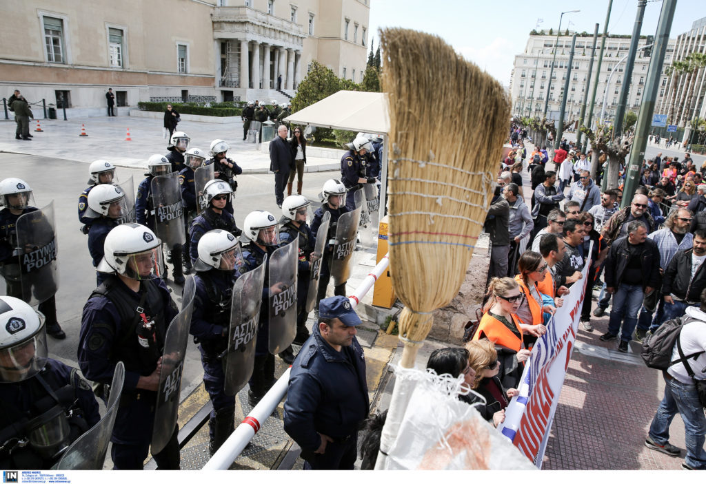 Πορεία προς τη Βουλή από τους συμβασιούχους των δήμων (Photos)