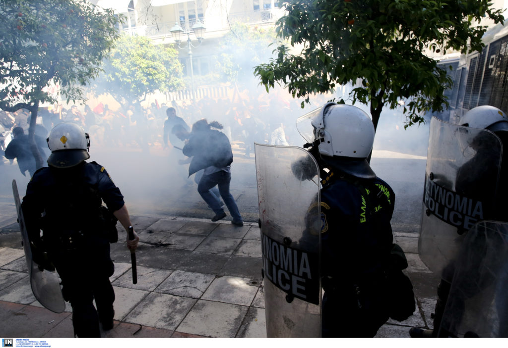 Ολοκληρώθηκε το πανεκπαιδευτικό συλλαλητήριο – Επεισόδια σημειώθηκαν νωρίτερα μπροστά στο Μαξίμου (Photos)