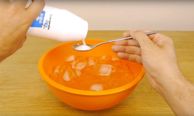 Δείτε πως μπορείτε να παγώσετε ένα ποτό μέσα σε 2 λεπτά με πάγο και… αλάτι! (Video)