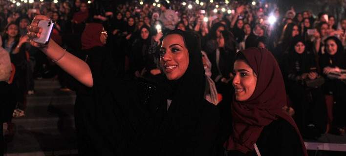 Γυναίκες για πρώτη φορά σε συναυλία στη Σαουδική Αραβία (Video)