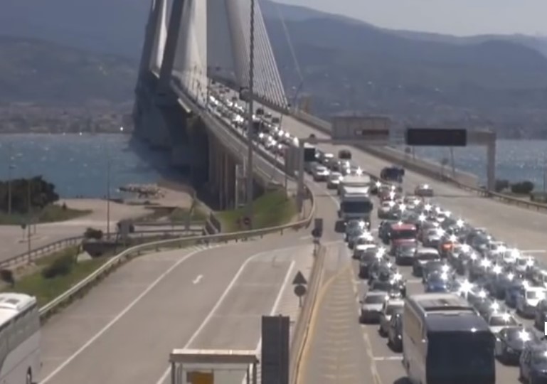 Ουρές στη γέφυρα Ρίου-Αντιρίου – Σημειωτόν η επιστροφή των εκδρομέων (Video)
