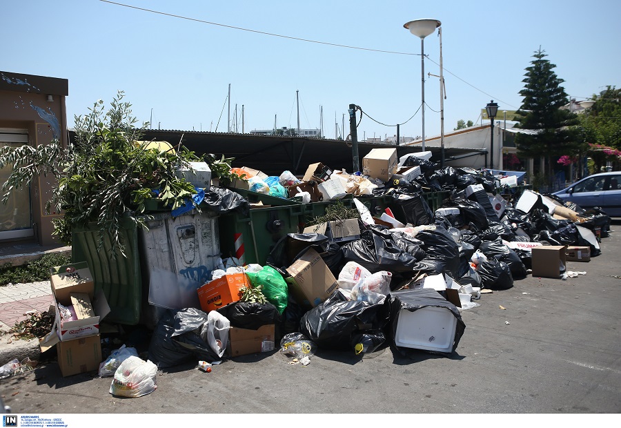Γιατί συσσωρεύτηκαν σκουπίδια σε δρόμους του Πειραιά – Η ανακοίνωση του Δήμου