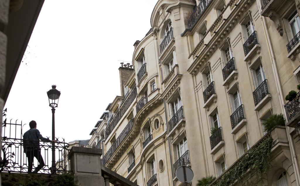 Ο Δήμος του Παρισιού ζητά την επιβολή προστίμων στην Airbnb