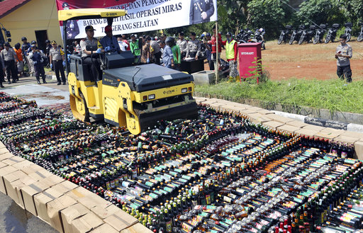 Τζακάρτα: Κατέστρεψαν χιλιάδες μπουκάλια νοθευμένου αλκοόλ – 100 άνθρωποι πέθαναν τις τελευταίες εβδομάδες