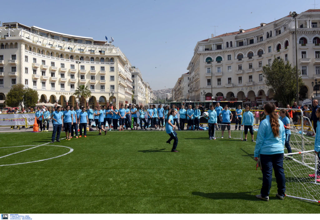 Η πλατεία Αριστοτέλους μεταμορφώθηκε σε γήπεδο ποδοσφαίρου! (Video + photos)