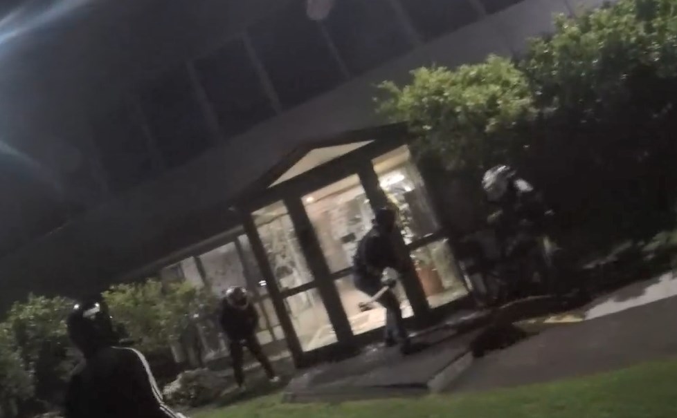 Νυχτερινή «επιδρομή» Ρουβίκωνα στα γραφεία γνωστής εταιρείας εκτυπώσεων και συσκευασιών (Video)