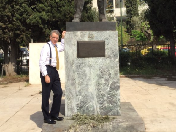 Ο Αμερικανός πρέσβης φωτογραφίζεται στο άγαλμα του Τρούμαν (Photo)