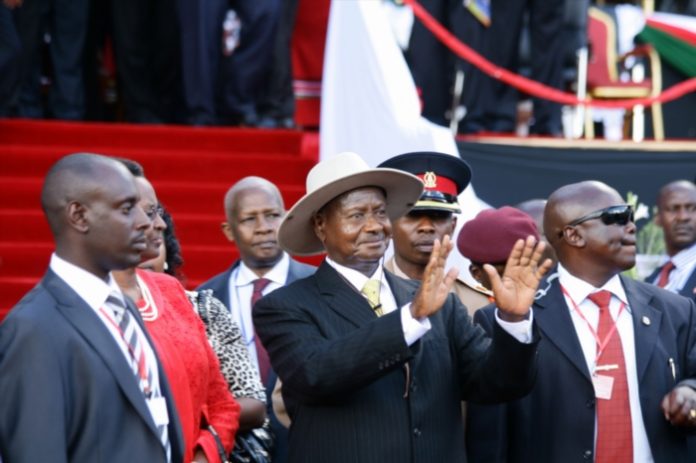 «Το στόμα είναι για να μασάμε», είπε ο Πρόεδρος της Ουγκάντα και απαγόρευσε το στοματικό σεξ