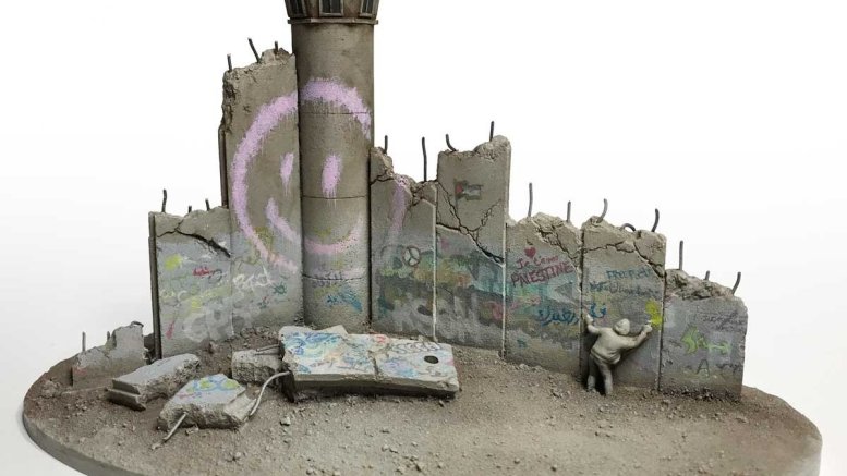 Tο «The Walled Off Hotel» του Banksy, φτιάχνει χειροποίητα σουβενίρ