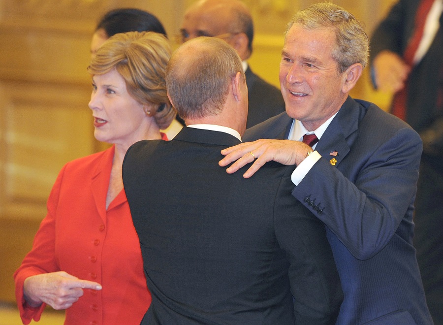 «Ύμνοι» του Μπους για Πούτιν: Είναι «ένας έξυπνος και ικανός στην τακτική» πολιτικός