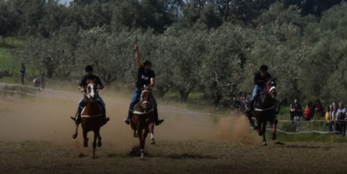 Μεσολόγγι: Δείτε τις παραδοσιακές ιπποδρομίες προς τιμήν του Αγίου Γεωργίου (Video & Photos)