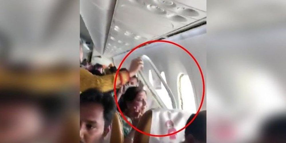 Τρόμος στον αέρα – Ξεκόλλησε παράθυρο σε πτήση της Air India (Video)