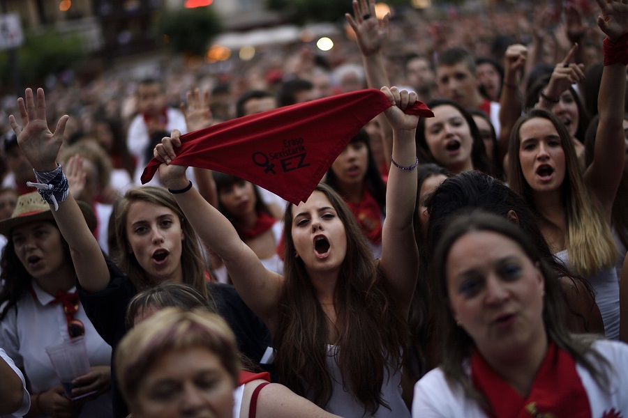 Στους δρόμους χιλιάδες Ισπανοί – Οργή μετά την αθώωση πέντε ανδρών για τον ομαδικό βιασμό μιας έφηβης
