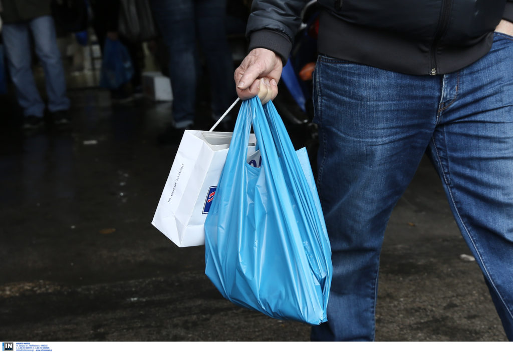 Πλαστική σακούλα: Παρά την απαγόρευση της δωρεάν διάθεσης, αγοράζουμε εκατομμύρια τεμάχια
