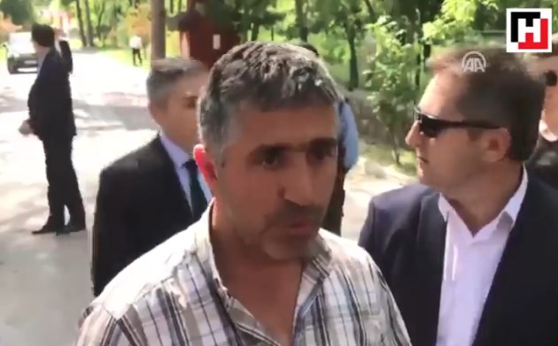 Η στιγμή που ο Τούρκος που συνελήφθη στον Έβρο περνά στην Τουρκία (Video)