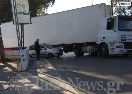 Αυτοκίνητο ΙΧ σφηνώθηκε κάτω από νταλίκα στα Χανιά (Photos+Video)