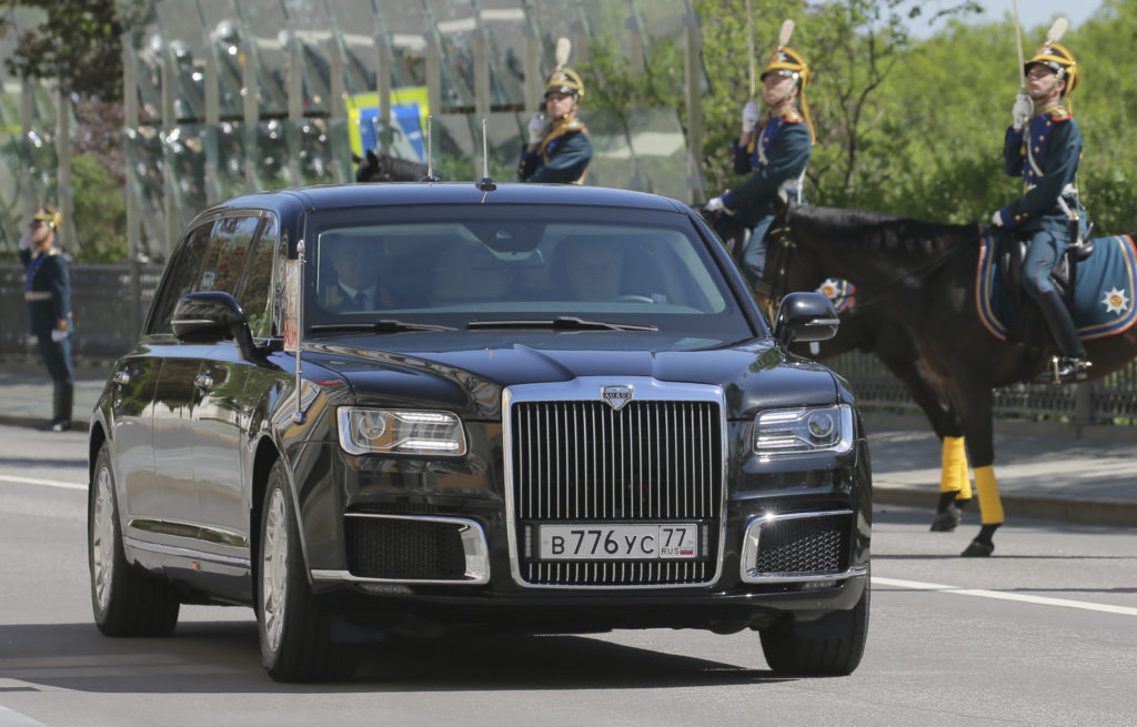 Ο Πούτιν άλλαξε τη Mercedes με ρωσική λιμουζίνα (Video + Photo)