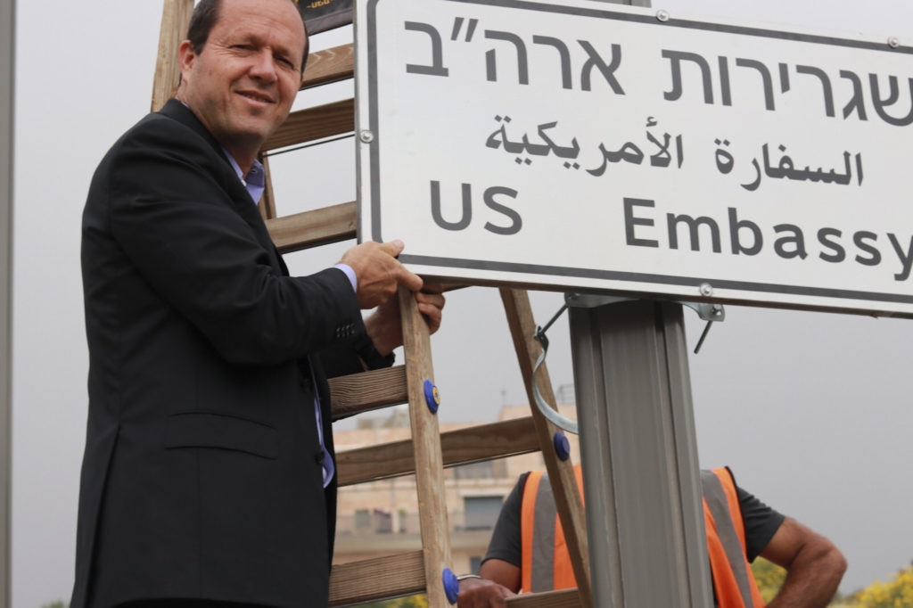 «Λάδι στη φωτιά»: Εμφανίστηκαν οι πινακίδες της αμερικανικής πρεσβείας στην Ιερουσαλήμ
