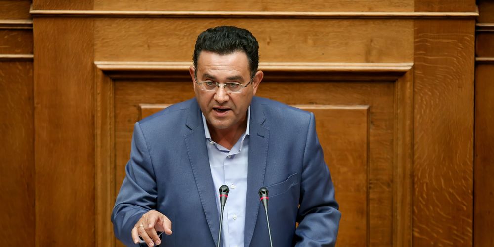 Σε συντηρητική τροχιά το ΚΚΕ και για την αναδοχή παιδιών από ομόφυλα ζευγάρια