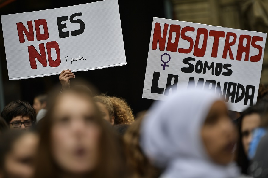Η ισπανική νεολαία στους δρόμους: Διαδηλώσεις για την απόφαση-σκάνδαλο που απάλλαξε την «αγέλη των λύκων» (Photos)