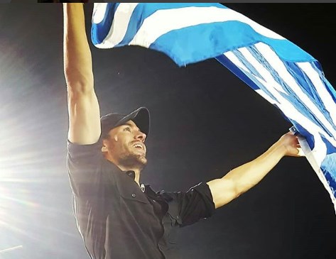 Ο Ενρίκε Ιγκλέσιας ανεμίζει την ελληνική σημαία (Photos + Video)
