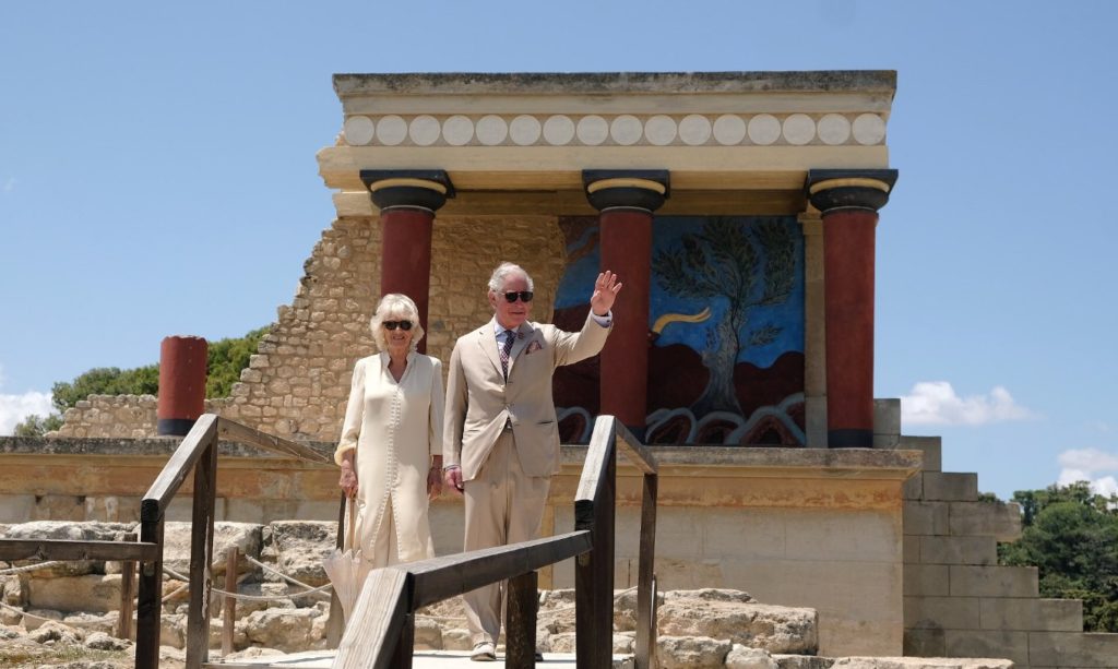 Φωτογραφίες από την επίσκεψη Καρόλου και Καμίλα στην Κνωσό – Το tweet των ανακτόρων στα ελληνικά (Photos + Video)