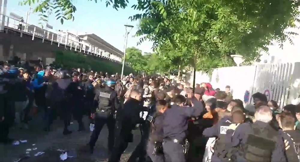 Συμπλοκές απεργών φοιτητών με τη γαλλική αστυνομία έξω από εξεταστικό κέντρο (Video)
