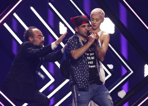 Απίστευτο συμβάν στη Eurovision: Της άρπαξε το μικρόφωνο κι αυτή… χειροκρότησε (Video)