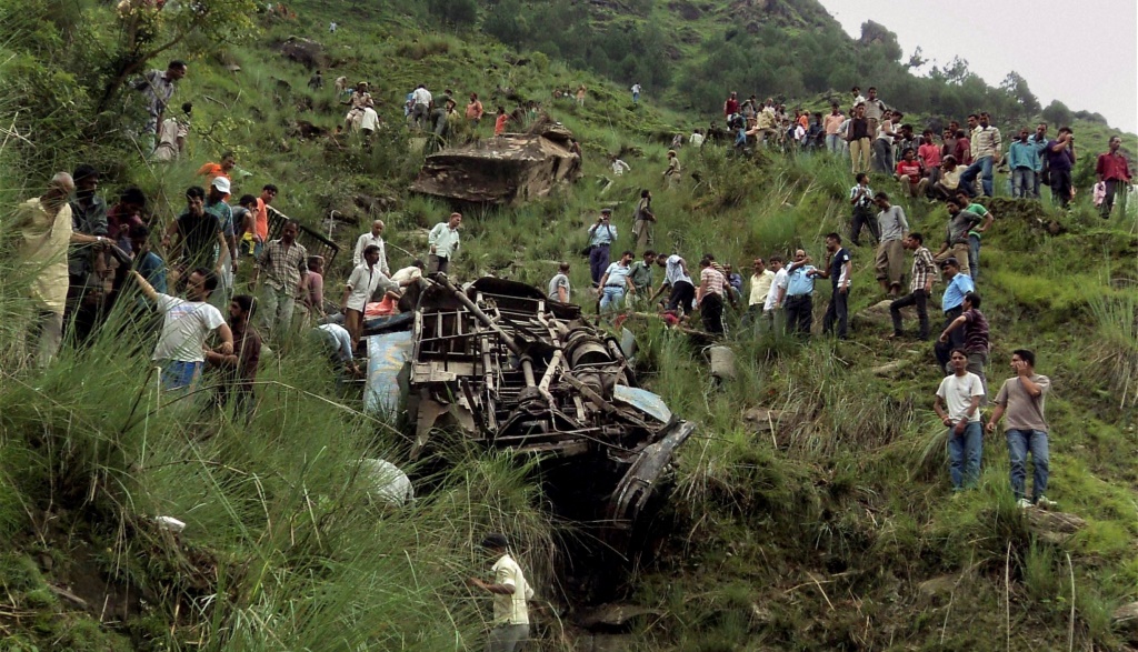 Ινδία: Τουλάχιστον επτά νεκροί από την πτώση λεωφορείο σε φαράγγι