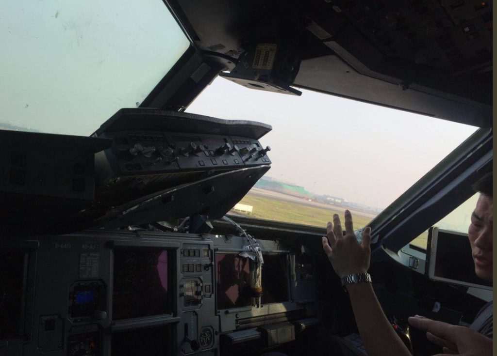 Αεροσκάφος της Sichuan Airlines «έχασε» ένα τζάμι του κόπκιτ – Τραυματίστηκε ο συγκυβερνήτης (Video)
