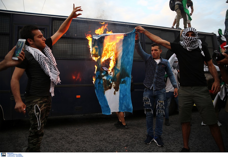 Πορεία αλληλεγγύης για τη σφαγή στη Γάζα – Διαδηλωτές έκαψαν σημαία του Ισραήλ (Photos)