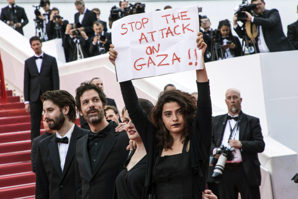 «Σταματήστε την επίθεση στην Γάζα» – Πλακάτ από την Μανάλ Ίσσα στο Φεστιβάλ Καννών (Video)