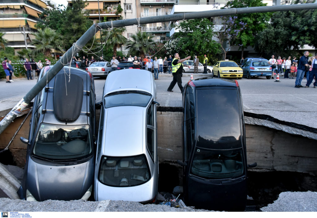 Γιατί άνοιξε η γη στο πάρκινγκ της Καλλιθέας (Photos)