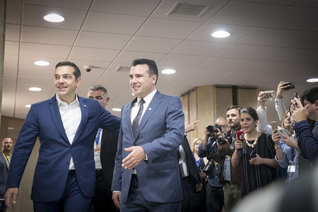Ο Τσίπρας ενημερώνει για την πΓΔΜ τον ΠτΔ και τους πολιτικούς αρχηγούς