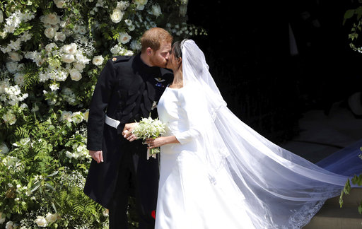 Γιατί ο πρίγκιπας Χάρι δε φίλησε την Μέγκαν Μαρκλ μέσα στο παρεκκλήσι του γάμου (Video)