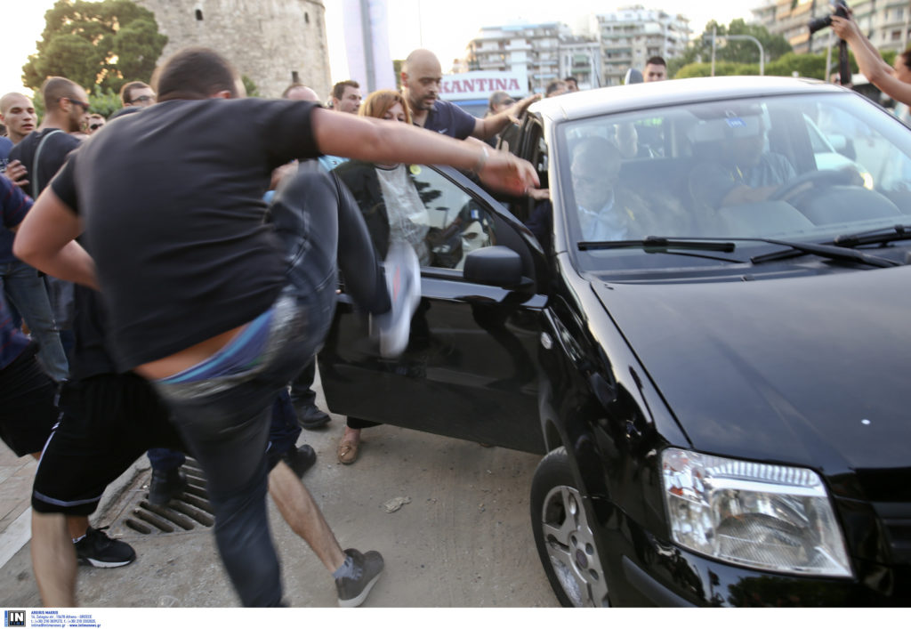 Θερμοκέφαλοι επιχείρησαν να λιντσάρουν τον Γιάννη Μπουτάρη  (Video)