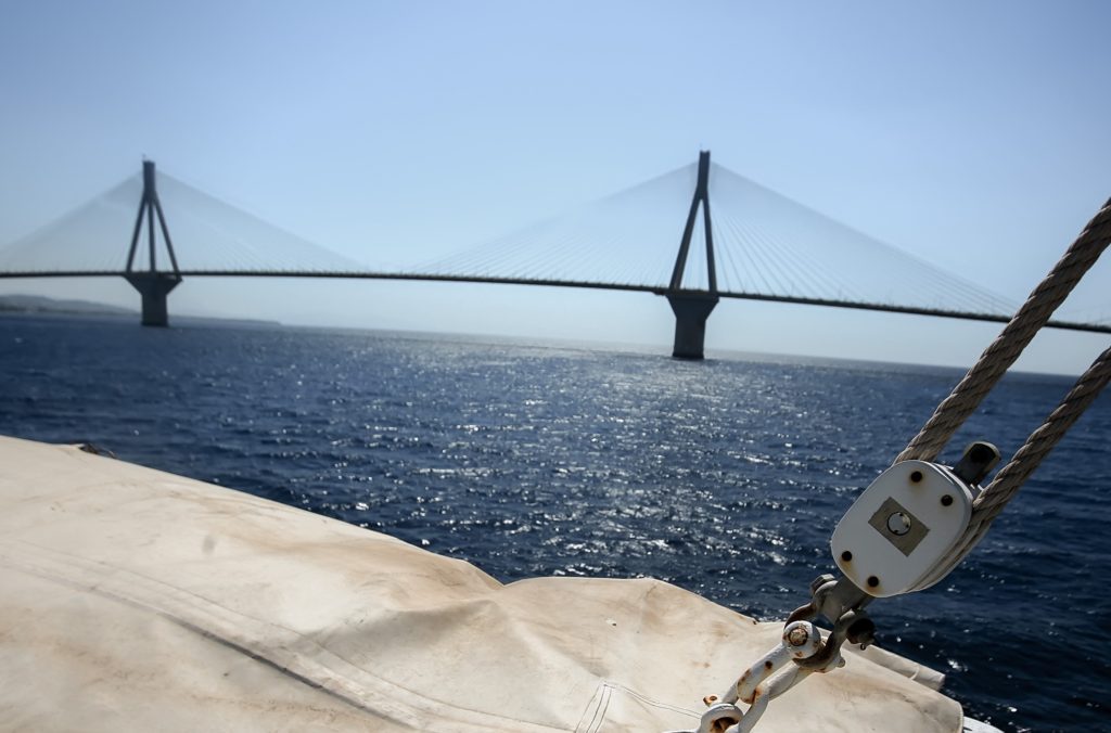 Εντυπωσιακό: Μεγάλο πλοίο περνά κάτω από τη γέφυρα Ρίου – Αντιρρίου! (Video)