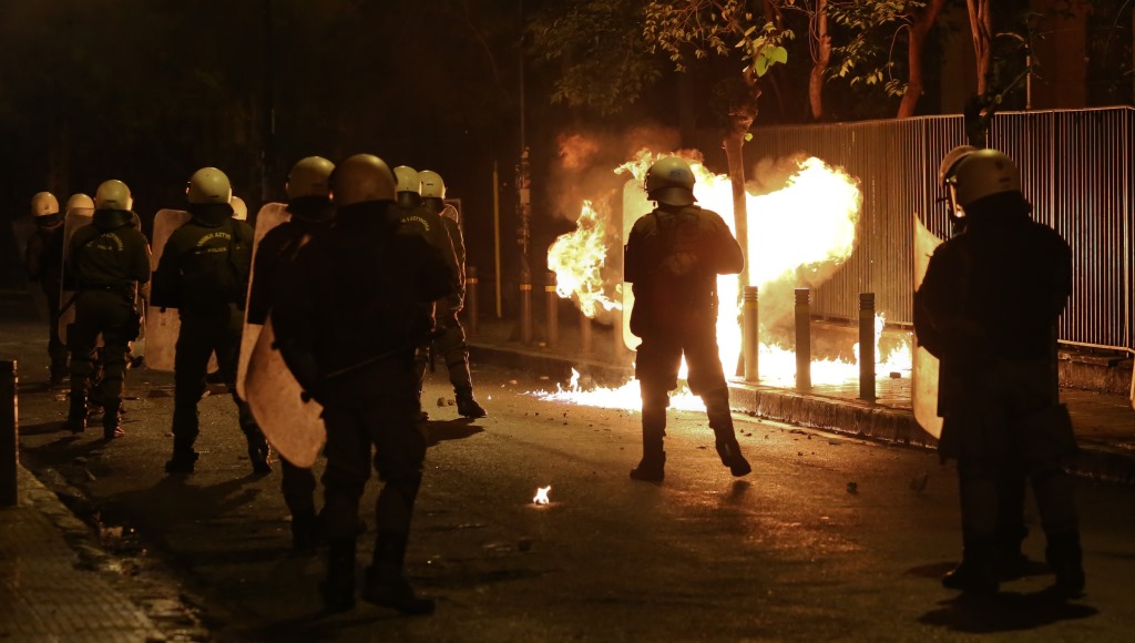 Επεισόδια και μολότοφ στο Πολυτεχνείο