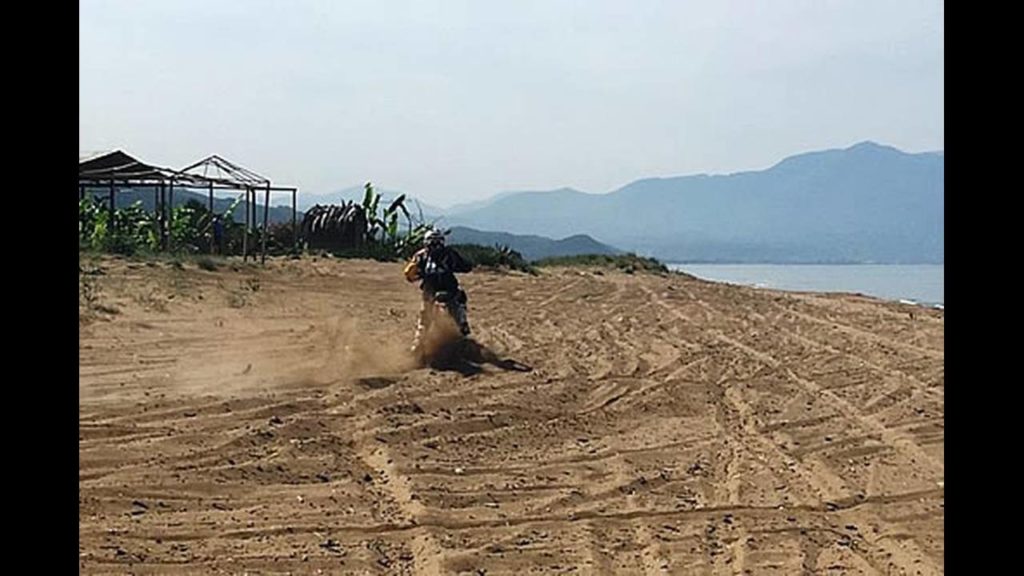 «Στρατός» από μηχανές έκανε μότο κρος σε παραλία με φωλιές καρέτα-καρέτα! (Photos)