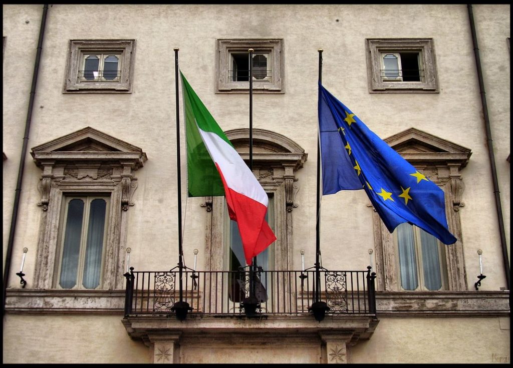 Κλοιός πιέσεων στα ιταλικά ομόλογα, τρικυμία στην Ευρωζώνη