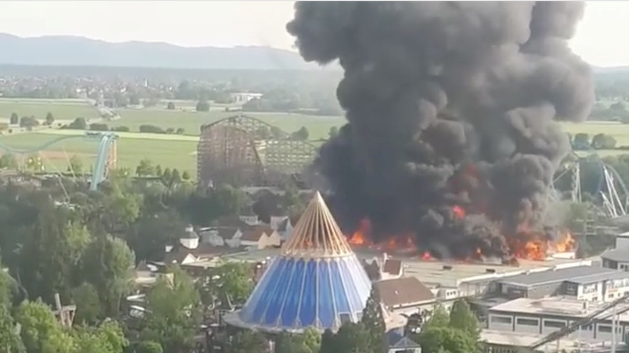 Τεράστιες φλόγες στο 2ο μεγαλύτερο θεματικό πάρκο της Ευρώπης (Video)