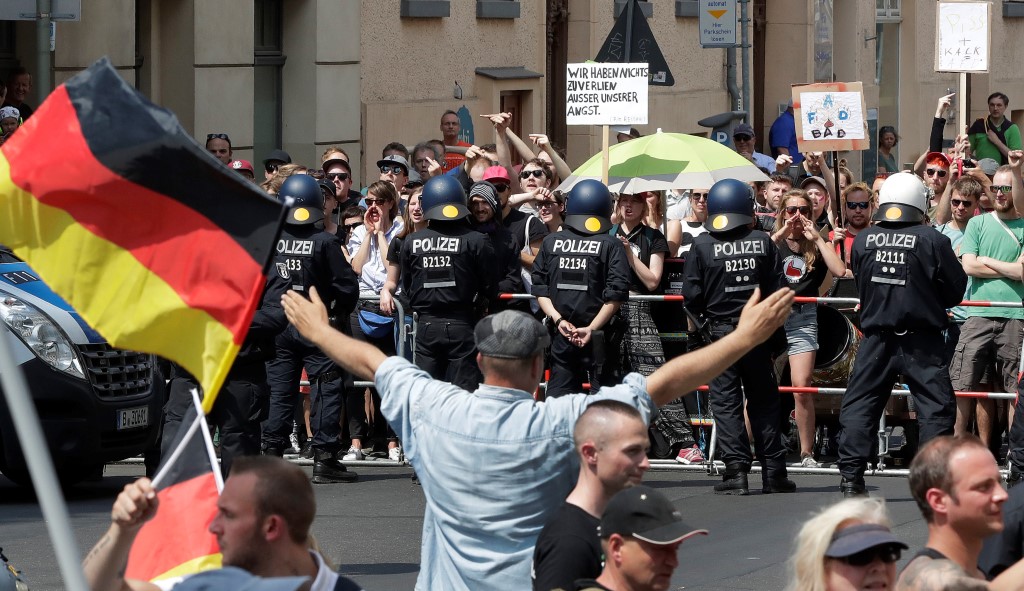 Γερμανία: Οι αντιδιαδηλωτές «έπνιξαν» την ακροδεξιά συγκέντρωση στο Βερολίνο (εικόνες)