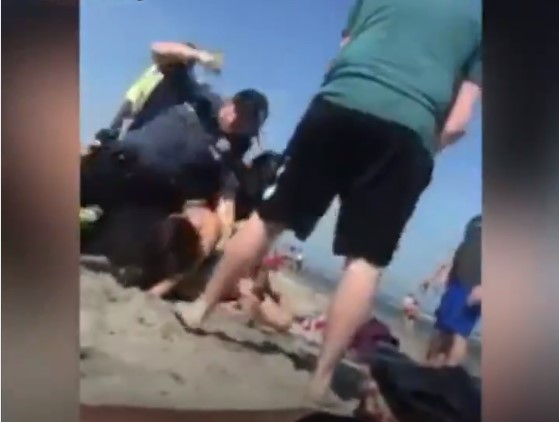 Απίστευτο Video με αστυνομικούς να δέρνουν μια κοπέλα στην παραλία (Video)