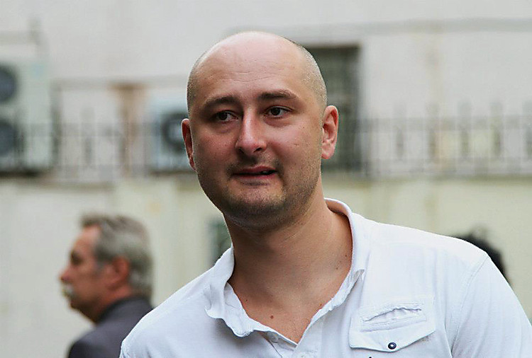 Ο Ρώσος δημοσιογράφος Αρκάντι Μπαμπτσένκο δολοφονήθηκε στο σπίτι του στο Κίεβο