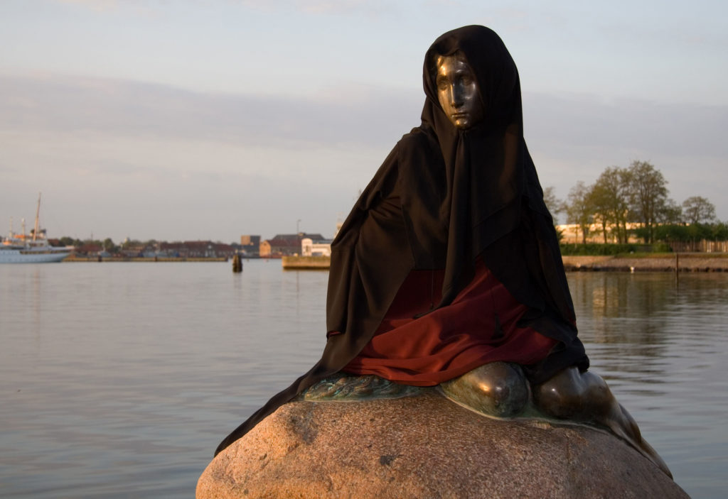 Δανία: Με νόμο απαγορεύθηκε η ισλαμική μαντήλα στους δημόσιους χώρους