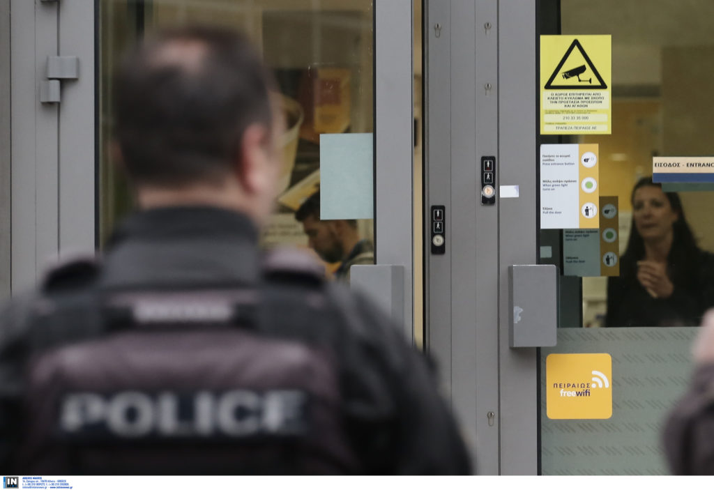 Ένοπλη ληστεία σε τράπεζα Λυκόβρυση – «Βγήκαν» βαριοπούλες και καλάσνικοφ