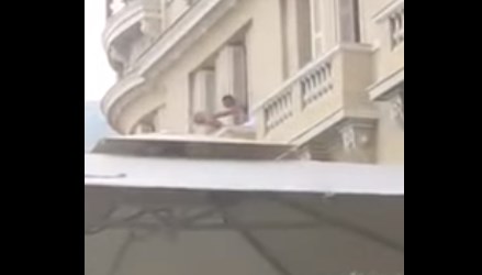 «Ασυγκράτητο» ζευγάρι τα… έδωσε όλα σε μπαλκόνι πολυτελούς ξενοδοχείου του Μόντε Κάρλο (Video)