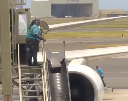 Yπάλληλος αεροδρομίου πέταγε επιδεικτικά από ψηλά αποσκευές επιβατών (Video)