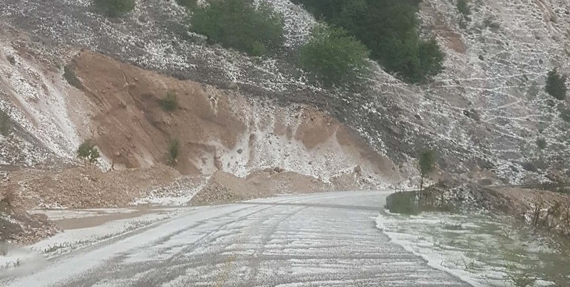 Σφοδρή χαλαζόπτωση στα Τζουμέρκα: Χάθηκε ο δρόμος από το νερό που κατέβασε το βουνό (Video)